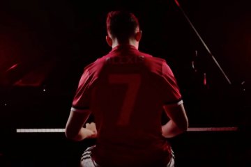 Alexis Sanchez diperkenalkan sambil bermain piano