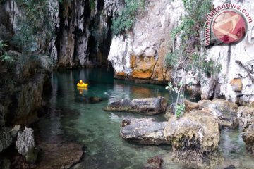 Wisata Gua Keramat Misol Raja Ampat