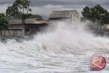 Gelombang tinggi rusak  puluhan warung di pantai Sodong, Cilacap