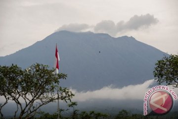 Gunung Agung empat kali meletus dini hari tadi