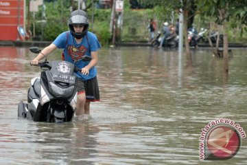 Banjir 1,4 meter di Kuta, SAR evakuasi warga yang terjebak