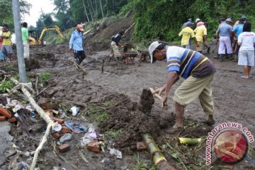 Tanah longsor terjang sejumlah lokasi di Jember