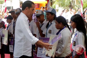 Presiden Bagikan KIP Di Kupang
