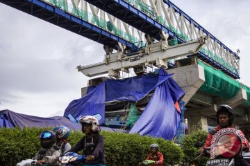Lima terluka akibat konstruksi LRT Jakarta Timur roboh