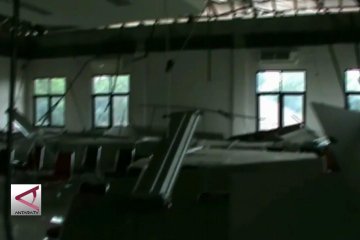 Atap sekolah cahaya madani rusak diguncang gempa