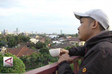 Bersantai di Kafe Sambil Menikmati Keramaian Kota Jakarta