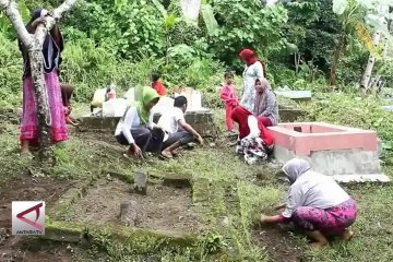 Ritual Bersih Kubur Masyarakat Makean