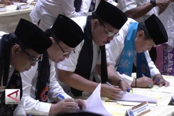 Pejabat DKI Jakarta teken perjanjian di depan gubernur
