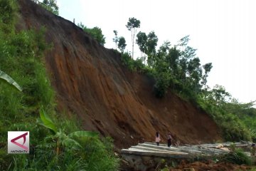 Jalan menuju Wisata Rembangan Jember longsor