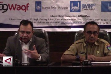 Islamic Relief hibahkan asset pengembangan tenun dan budi daya jamur