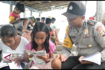 Polisi yang Menjadikan Sepeda Motornya Sebagai Perpustakaan