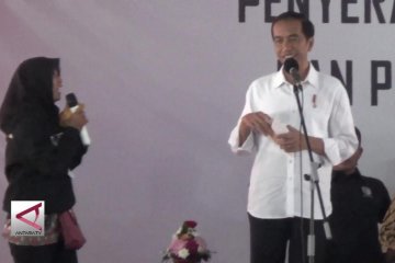 Presiden bagikan bantuan PKH dan KIP di Palembang