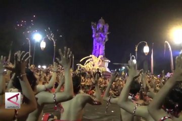 Tarian Kecak dan Terompet Sambut Baru 2018