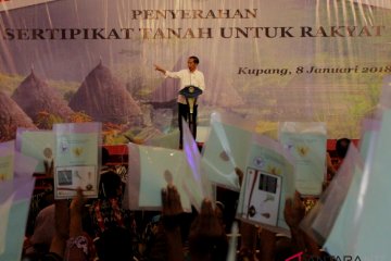 Jokowi Bagikan Sertifikat Tanah