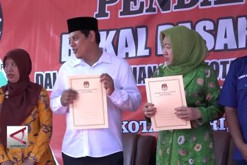 Ratusan Pendukung Antar Petahana Daftar ke KPU Kediri