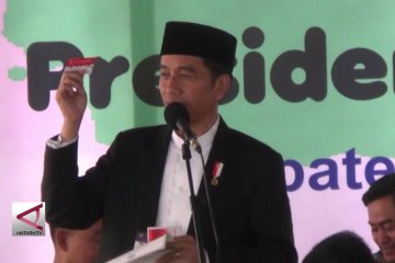 Pesan Presiden Saat Bagikan Kartu KIP & PKH di Pekalongan