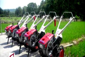 Bantuan traktor untuk tingkatkan hasil panen petani