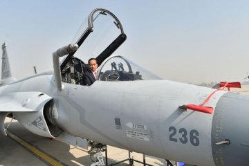 Jokowi naiki kokpit pesawat  JF-17 di Islamabad