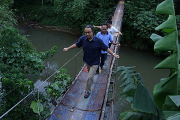Anies tinjau kondisi jembatan gantung di Srengseng Sawah