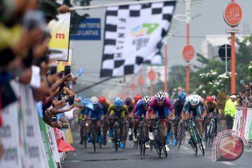 Pebalap Yunani juarai etape terpanjang Tour de Indonesia
