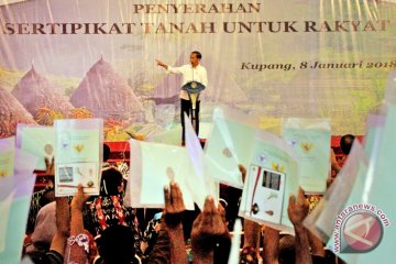 Presiden Bagikan Sertifikat Tanah