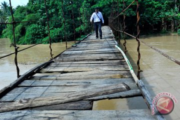 Jembatan putus, ratusan siswa di Cianjur libur sekolah