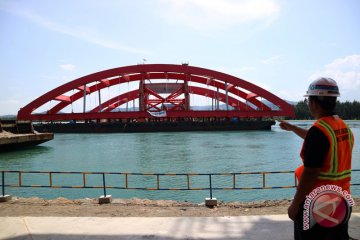 Lengkung Jembatan Hamadi-Holtekam paling panjang