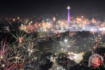 Monas Dipadati Warga di Malam Pergantian Tahun