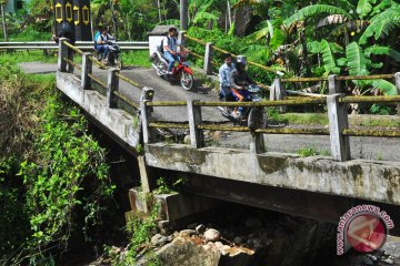 Pondasi Jembatan Ambrol