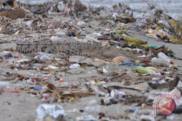 Padang operasikan kapal bersihkan sampah di muara