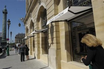 Paris digegerkan perampokan nekat di Place Vendom