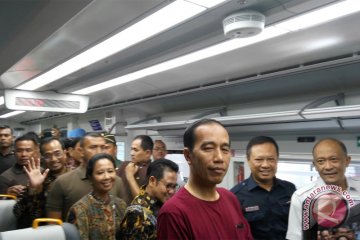 Presiden Mencoba Naik Kereta Bandara