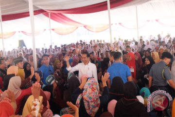 Presiden serahkan KIP-PKH di Palembang