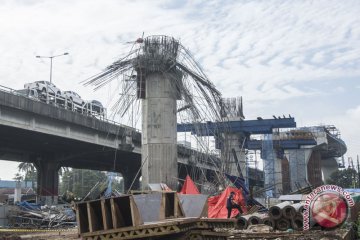 Tiang Pancang Tol Becakayu Roboh