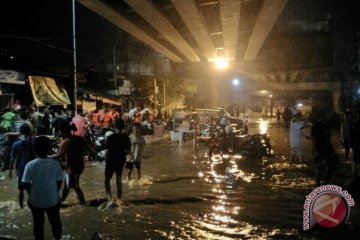 Warga Manggarai-Tebet terdampak banjir mengungsi di trotoar