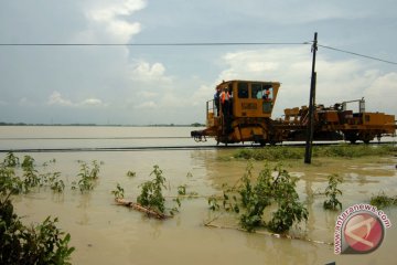 Rel KA Brebes terendam banjir