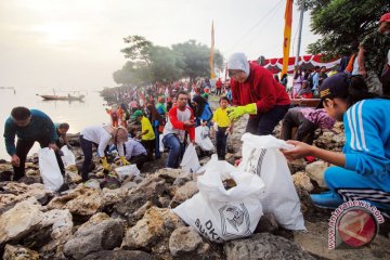 Aksi bersih sampah di Suramadu