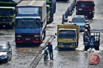 Jalur pantura Semarang masih terendam