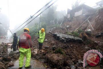 Jalur Puncak-Bogor kembali ditutup karena longsor