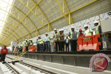 Dua rangkaian kereta LRT tiba di Palembang