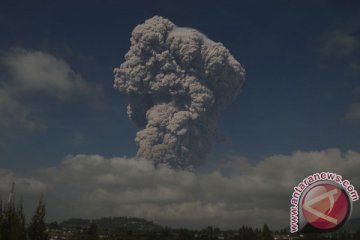 Sinabung semburkan awan panas disertai 10 kali guguran