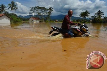 Korban banjir Tasikmalaya dievakuasi