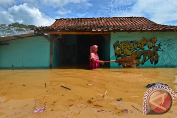 Ciawi banjir dan longsor, ratusan rumah tergenang