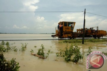 Petak jalan rel Losari-Tanjung Jawa Barat sudah bisa dilalui