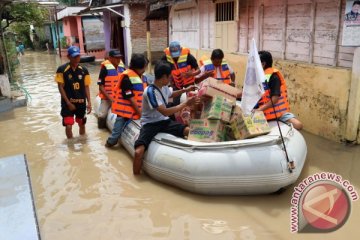 Paket sembako didistribusikan BPBD Bojonegoro-Jatim kepada korban banjir