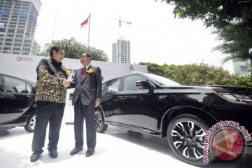 Mitsubishi Motors serahkan 10 kendaraan listrik untuk Indonesia
