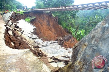 Rel KA Bogor-Sukabumi Terdampak Longsor