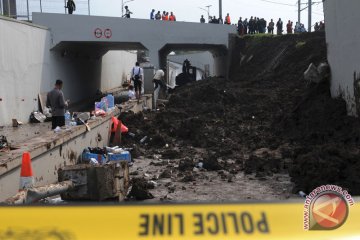 Olah TKP Longsor  Underpass KA Bandara