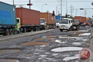 Jalur pantura Semarang rusak