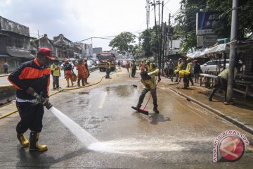 Bersihkan Lumpur Sisa Banjir